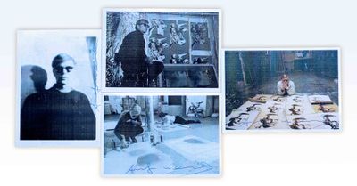 quatre photos d'un homme assis sur une chaise dans une pièce