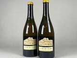 deux bouteilles de vin posées l'une à côté de l'autre sur une table