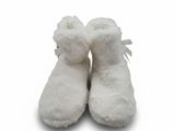 une paire de chaussons blancs posés sur une surface blanche, avec un fond blanc