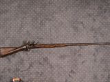 un fusil posé par terre à côté d'un pistolet jouet