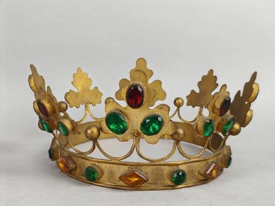 couronne en or ornée de pierres précieuses vertes et rouges