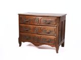 une petite commode sur fond blanc