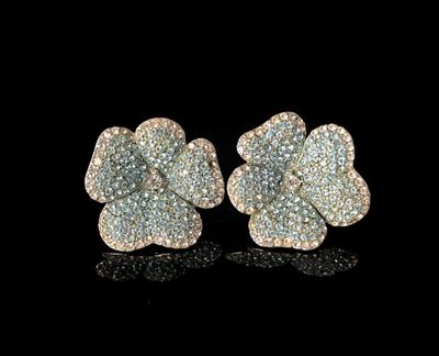 une paire de boucles d'oreilles en forme de fleur, en diamant et en or