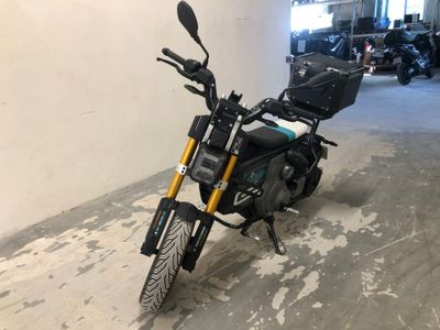 une moto qui est garée dans un garage