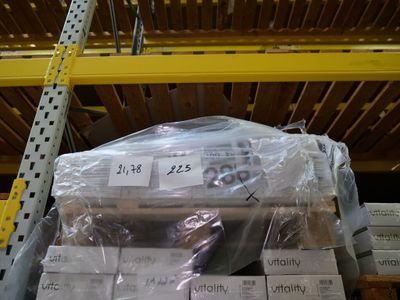 une pile de cartons posés sur une étagère
