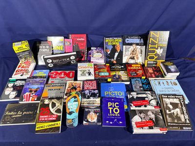 beaucoup de livres posés sur une table bleue