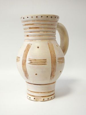 un vase blanc orné d'un motif marron