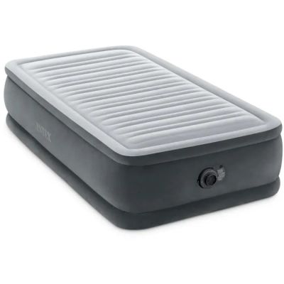 le matelas gonflable est fixé sur le côté du lit