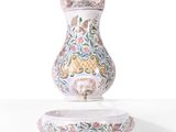 un vase posé sur une assiette