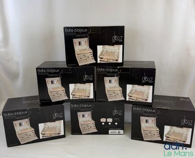 Plusieurs cartons contenant des objets noirs et blancs sont empilés les uns sur les autres.