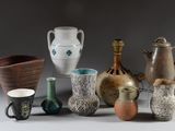 de nombreux types de vases différents posés sur une table