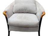 une image représentant une chaise sur laquelle est posé un coussin