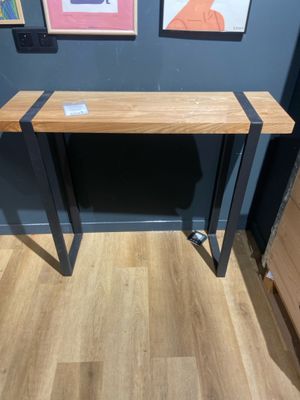 une photo d'une table en bois avec des pieds en métal