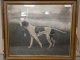 tableau représentant un chien, encadré, posé sur une étagère dans une pièce