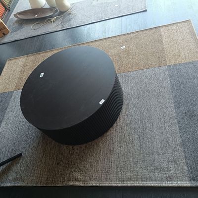 une enceinte noire posée sur une table