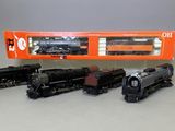 Plusieurs petits trains sont alignés les uns à côté des autres