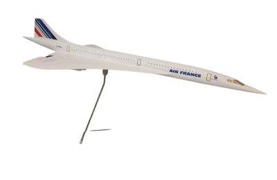 une maquette d'avion posée sur un socle, sur fond blanc