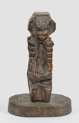 une image représentant une statue en bronze d'une femme tenant un bébé dans ses bras