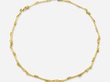 un collier en or sur fond blanc