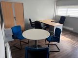 une pièce dans laquelle se trouvent une table, des chaises et un bureau