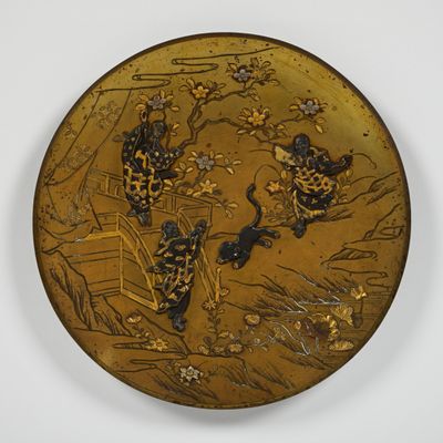 une image représentant une assiette en or ornée d'animaux et de fleurs