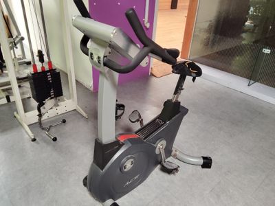 un vélo d'appartement dans une pièce aux murs violets