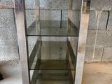 une image d'une étagère en verre avec trois tablettes