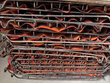 une pile d'assiettes orange sur un support métallique