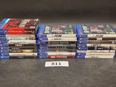 plusieurs jeux vidéo empilés les uns sur les autres sur une table