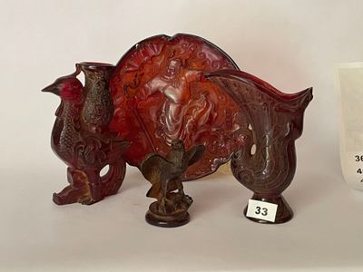 deux figurines assises l'une à côté de l'autre sur une table