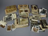 une pile de vieilles photos et de vieux livres posée sur une table