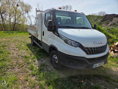 un camion blanc garé dans l'herbe