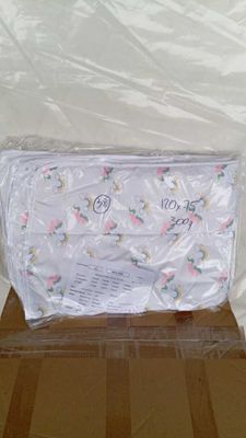 un sac en plastique posé sur une boîte en carton