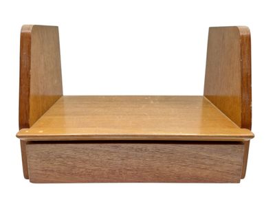 un petit tabouret en bois muni d'un tiroir sur le dessus