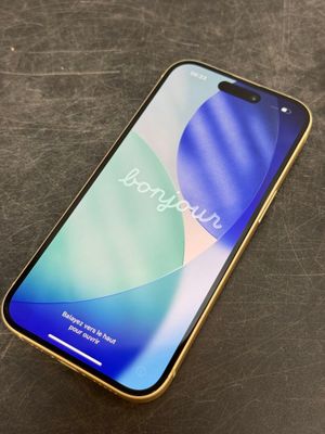 un gros plan d'un téléphone posé sur une table