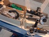 une boîte d'outils posée sur une table