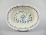 plat ovale bleu et blanc orné d'un motif de fleurs et de vrilles