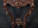 une console ancienne sculptée avec un plateau en marbre