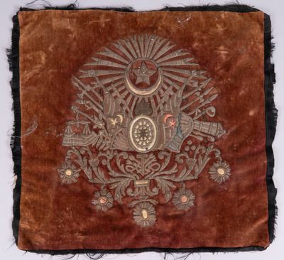 Pièce de broderie carrée en velours cramoisi à emblèmes fran…