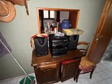 une photo d'une pièce avec une commode et un miroir