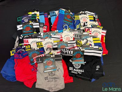 une pile de sous-vêtements masculins posée sur une surface noire