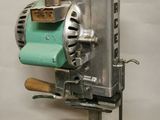 une petite machine posée sur une table