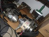 de nombreux fils reliés à un moteur