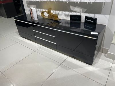 une photo d'un meuble TV noir dans un salon