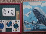 deux cartes à jouer dans une boîte sur laquelle est représenté un avion