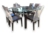 une table de salle à manger en verre entourée de quatre chaises