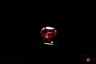 gros plan d'un diamant rouge sur une surface noire