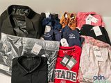 un tas de vêtements posés sur une table