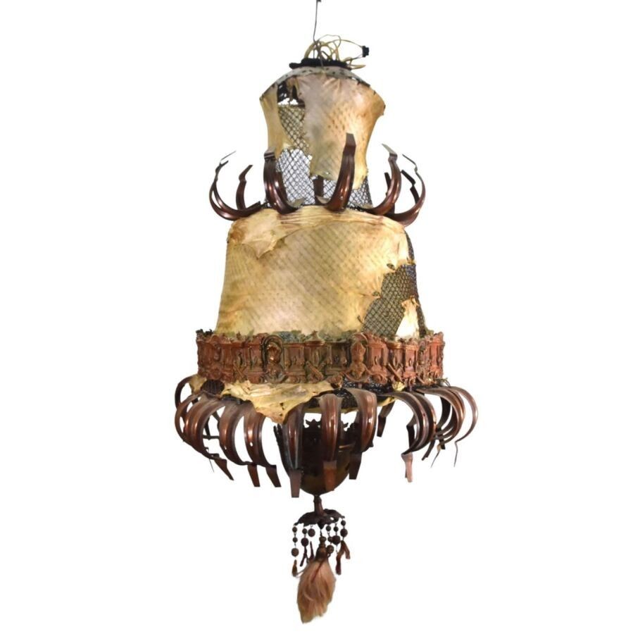 Michel HAILLARD (né en 1959) Lustre sculpture tribal en peau et grillages 160 x 80 cm