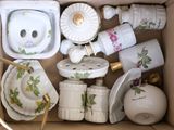 une boîte contenant un grand nombre d'objets différents